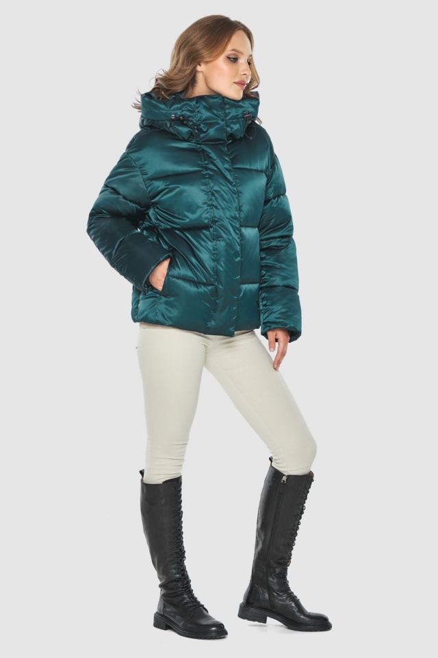 Зелёная женская осенняя куртка с объёмным воротником-стойкой модель 60085  фото 2
