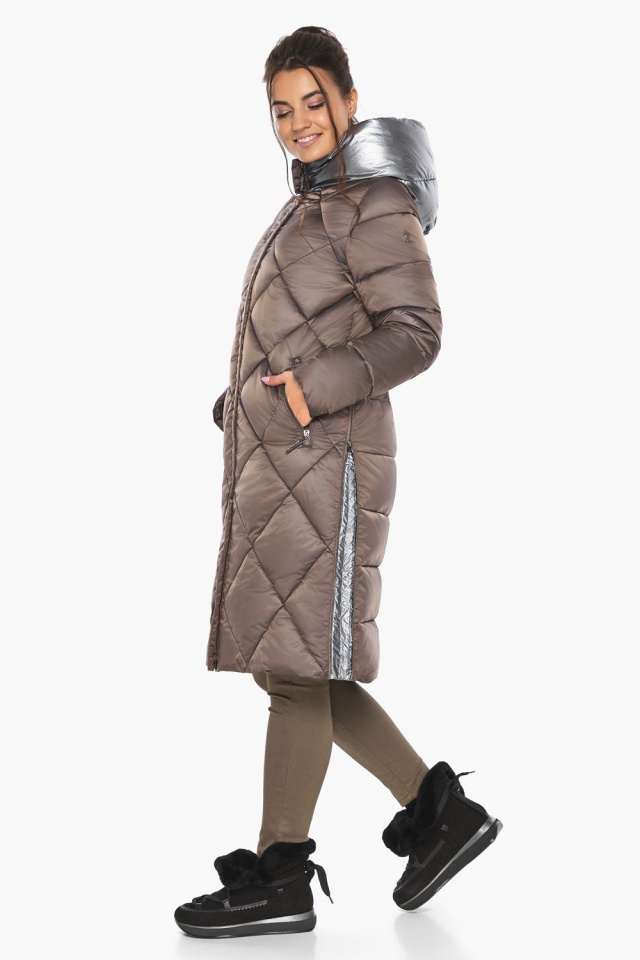 Куртка жіноча зимова зі стьобанням ромбами колір сепія модель 46510 Braggart "Angel's Fluff" фото 2