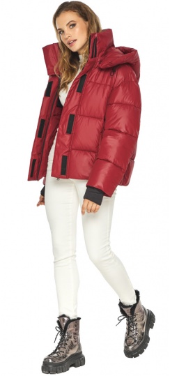 Короткая свободная красная женская куртка осенне-весенняя модель 60085  фото 1