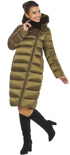 Оливковая удлинённая куртка женская модель 31049 Braggart "Angel's Fluff" фото 1