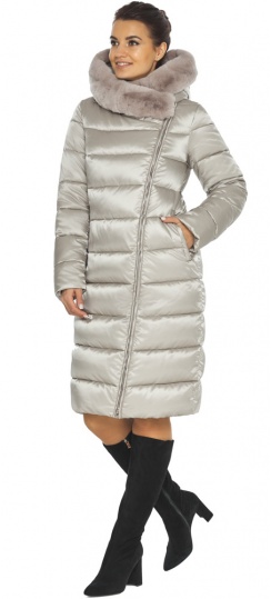 Зимняя куртка женская с карманами цвет перламутровый светло-серый модель 31049 Braggart "Angel's Fluff" фото 1